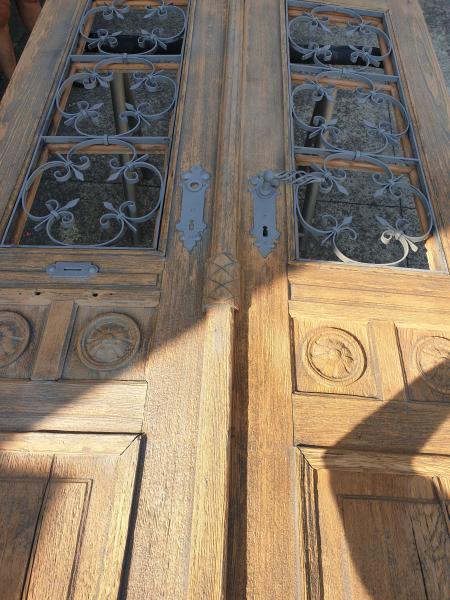 Dettaglio sabbiatura porta in legno